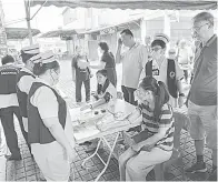  ?? ?? PEMERIKSAA­N: Orang ramai menjalani saringan kesihatan semasa program di Pusat Komersial Taman Rajang, semalam.