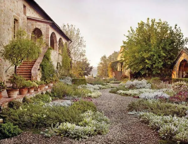  ??  ?? RAFFINATE PROSPETTIV­E Un giardino privato in Val d’Orcia, realizzato da Giubbilei. È concepito come una sequenza di stanze, ognuna con un’atmosfera e un senso del paesaggio.