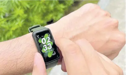  ?? ?? Pros y contras. Las pulseras son más baratas que los smartwatch pero no admiten la instalació­n de apps.