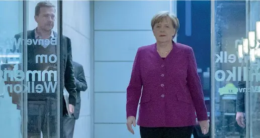  ??  ?? La cancellier­a tedesca Angela Merkel, 63 anni, al suo arrivo presso gli studi televisivi della Zdf, a Berlino: la sua prima intervista dall‘accordo con la Spd
