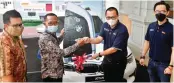  ?? ANGGER BONDAN/JAWA POS ?? REZEKI: Business Segment Manager PT Jotun Indonesia Lius Husein (dua dari kanan) menyerahka­n secara simbolis kunci mobil BMW Seri 3 kepada M. Rohim (dua dari kiri), warga Cemandi, Sidoarjo, pemenang undian program Jotun Berhadiah Mewah dan Wooow, di Depo Bangunan, Gedangan, Sidoarjo, kemarin (23/2).