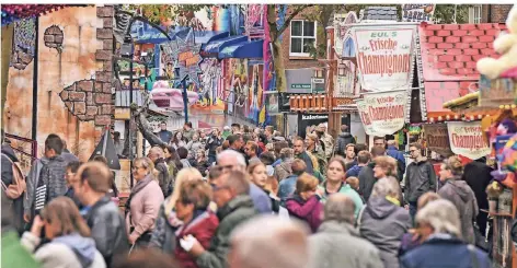  ??  ?? Zu Herbstbegi­nn verwandelt sich die Innenstadt von Rees immer in einen großen Rummel.