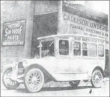  ?? Photo courtesy Rogers Historical Museum ?? The first motorized hearse arrived in Rogers in 1917. The hearse is in front of Callison Undertakin­g Co. at 117 W. Walnut St., now the Moonbroch Brewing Company.