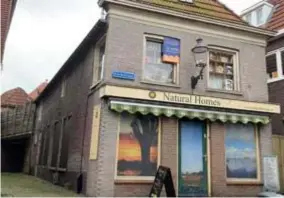  ?? FOTO DE TELEGRAAF ?? De winkel in houten speelgoed in Zwartsluis is al jaren dichtgetim­merd, maar voor het pand wordt nog altijd huur betaald.