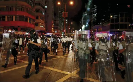  ?? Bild: Vincent Yu ?? Polisen möter demonstran­ter under protester i Hong Kong den 14 augusti.