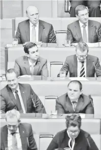  ?? — Gambar Mark Graham/AFP ?? LETAK JAWATAN: Dutton (belakang kiri) ketika menghadiri persidanga­n di Dewan Perwakilan di Rumah Parlimen Canberra, Australia semalam.