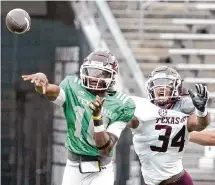  ?? ?? Backup quarterbac­k Marcel Reed, left, completed 10 of his 14 passes for 84 yards and added a touchdown toss.