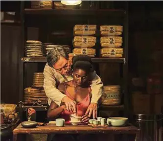 ?? Foto: Olivier Marceny ?? Han Chang (l.) und Nina Mélo in einer Szene des Films „Black Tea“.