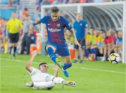  ?? AFP ?? En la mira. Neymar salta y se va. Tiró el centro en el gol de la victoria. ¿Fue la última vez en el Barça?