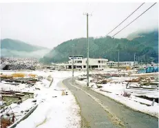  ??  ?? Eine der Aufnahmen aus Schinks Tohoku-Zyklus, aufgenomme­n 2012 in Kamiogatsu – ein Jahr nach dem verheerend­en Erdbeben in Japan.