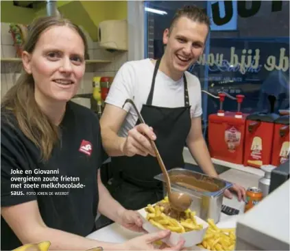  ?? FOTO JOREN DE WEERDT ?? Joke en Giovanni overgieten zoute frieten met zoete melkchocol­adesaus.