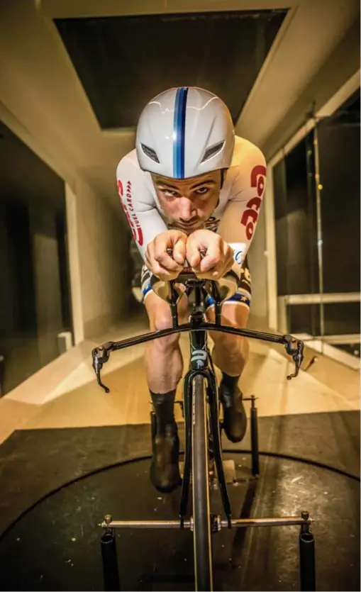  ?? FOTO SVEN DILLEN ?? Victor Campenaert­s in de windtunnel. “Je moet niet fietsen, dus van melkzuur is geen sprake. Maar de koude lucht zorgt ervoor dat je voortduren­d koude rillingen hebt. Alsof je in de winter buiten staat met alleen een Tshirt aan.”