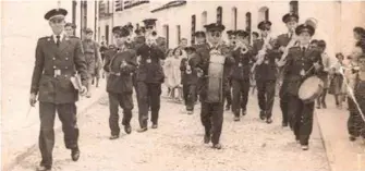  ??  ?? Abel Moreno, al fondo de la banda, con ocho años, tocando la trompeta.