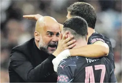  ?? Jose Breton / AP ?? Guardiola celebra con Foden uno de los goles del City, ayer en el Bernabéu.