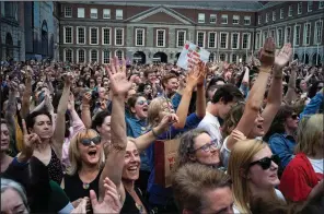  ?? The New York Times/PAULO NUNES DOS SANTOS ?? A crowd at Dublin Castle in Dublin, Ireland, celebrates on May 26 after a referendum overturned Ireland’s ban on abortion.