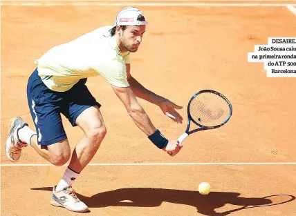  ??  ?? DESAIRE. João Sousa caiu na primeira ronda do ATP 500 Barcelona