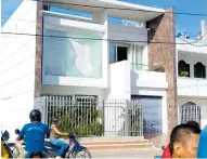  ??  ?? Así quedó la casa del alcalde de Magangué, luego de que los manifestan­tes le lanzaran piedras.