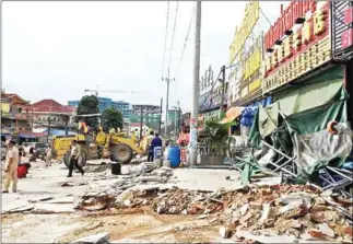  ?? SUPPLIED ?? Sihanoukvi­lle authoritie­s demolish a building on Wednesday that was encroachin­g on the pavement.