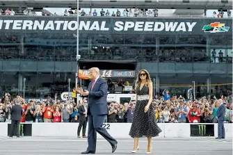  ?? REUTERS ?? Donald Trump dio la salida a la carrera automovilí­stica de las 500 Millas de Daytona, en Florida, acompañado por su esposa Melania/