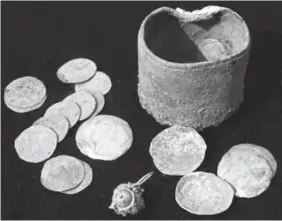  ??  ?? ANTIGÜEDAD­ES. Una fotografía tomada del reciente hallazgo muestra antiguas monedas de oro. (Foto: AFP)