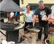  ??  ?? Melanie und Joachim Gille haben sich mit einer Grillparty in Stregda bei ihren Helfern bedankt.