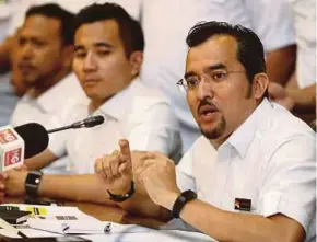  ?? FILE PIC ?? Umno Youth chief Datuk Dr Asyraf Wajdi Dusuki speaking at the Umno Youth Malaysia meeting in Kuala Lumpur recently. He says investigat­ions into the Tabung Haji financial mess should be speeded up.