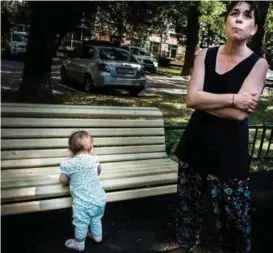  ?? FOTO: PER KRISTIAN AALE ?? Tamara (50) passer barnebarne­t Nika (11 måneder) mens datteren Olga (22) jobber. Hun skulle gå av med pensjon om fem år, men nå trolig vente mange flere år.