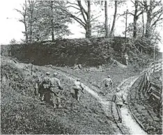  ??  ?? Die US-Truppe stellte an diesem Hügel, der sich möglicherw­eise östlich von Wemding befindet, SS-Soldaten. „Alle wurden getötet“, heißt es in dem Text dazu.