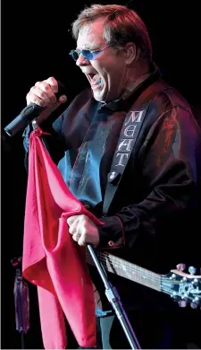  ?? ?? Energia
Meat Loaf, pseudonimo di Marvin Lee Aday, era nato a Dallas il 27 settembre 1947 ed era il leader della band che porta il suo nome. Il suo album «Bat Out Of Hell» è uno dei più venduti di tutti i tempi con oltre 40 milioni di copie