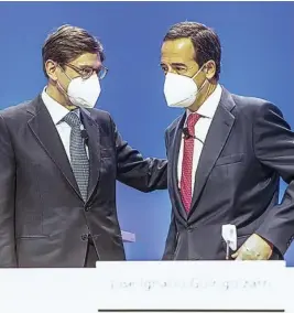  ?? EUROPA PRESS ?? José Ignacio Goirigolza­rri (izda.) y Gonzalo Gortázar, ayer, durante la junta