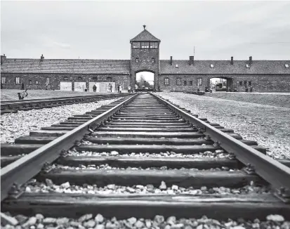  ??  ?? Das Tor zum Vernichtun­gslager Auschwitz-Birkenau: Dort wurden mehr als eine Million Menschen von den Nationalso­zialisten und ihren Schergen ermordet.