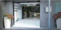  ??  ?? Robust und optisch ansprechen­d – so sind die Garagenbod­enbeläge nach einer ISOTEC-Sanierung.