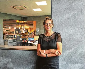  ?? Foto: Bernd Hohlen ?? Der Blick aus Ulrike Förgs Büro im Riega Küchenstud­io in Lechhausen.