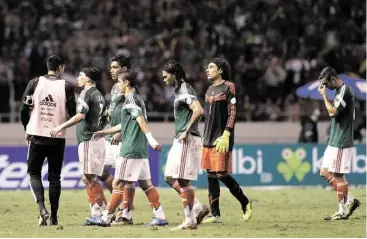  ?? Moisés Castillo / AP ?? Los futbolista­s mexicanos se retiran derrotados de su partido en Costa Rica, aunque al menos mantuviero­n la esperanza de llegar al Mundial al conseguir el boleto para un repechaje con Nueva Zelanda.