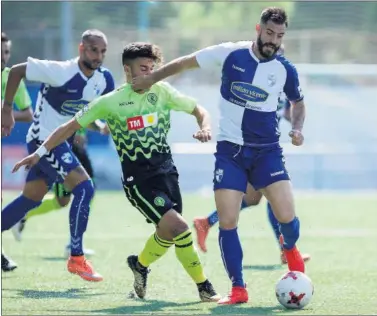  ??  ?? SIN GOL. Moha disputa un balón con un jugador del Ebro, ayer en Zaragoza.