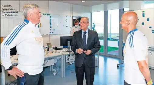  ??  ?? Ancelotti, Florentino y Pintus charlan en Valdebebas.