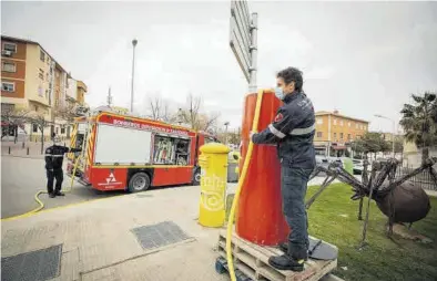  ?? CHUS MARCHADOR ?? Los bomberos de la DPZ rellenan un depósito de agua de emergencia.