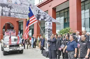  ??  ?? PELEPASAN peserta konvoi Kempen Kibar Jalur Gemilang oleh Nor Rizan.