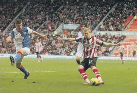  ??  ?? James McClean whips in a cross on his Sunderland debut.