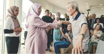  ??  ?? AGED CARE ... Deputy Prime Minister Datuk Seri Dr Wan Azizah Wan Ismail engaging with an elderly man after opening the Malaysian
Research Institute on Ageing complex in Serdang yesterday. – ASHRAF SHAMSUL/THE SUN