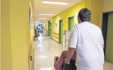  ?? FOTO: BECKER ?? Die Pflegestel­len im Universitä­tsklinikum werden aufgestock­t.
