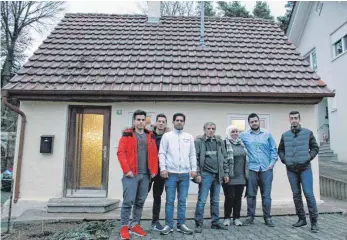  ?? FOTO: MAIKE WOYDT ?? Beim Umbau des kleinen Häuschens hat die ganze Familie geholfen. Bewohnt wird es von Alaa Arab (Dritter von links) und seinem Vater Mahmoud Arab (Vierter von links).