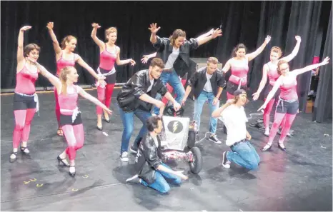  ?? FOTO: ROHMERT ?? Schülerinn­en und Schüler des RNG warteten mit einer begeistern­den Premiere des Musicals Grease in der Wangener Stadthalle auf.