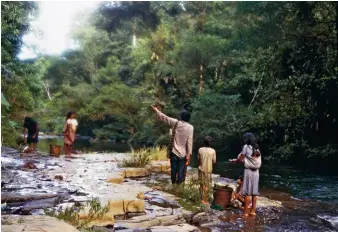  ??  ?? Image extraite de Comment pensent les
forêts d’Eduardo Kohn et représenta­nt des Indiens dans la forêt amazonienn­e.