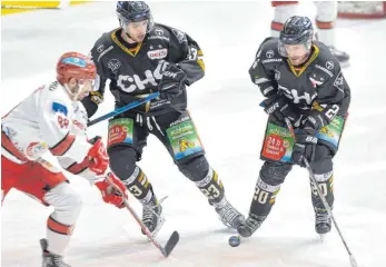  ?? FOTO: FELIX KÄSTLE ?? Trotz dreifacher Führung verpassten die Ravensburg Towerstars (rechts Patrick Seifert, Mitte Sebastian Hon) am Samstagabe­nd den Sieg gegen den EV Landshut.