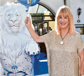  ?? Foto: Hannes Magerstaed­t, Getty Images ?? Vor zwei Jahren hat Patricia Riekel – hier bei einem Termin in München – die Chefredakt­ion der „Bunten“abgegeben. „Das muss man sich vorstellen wie bei einer Mutter, bei der alle Kinder aus dem Haus sind“, sagte sie. „Da fällt man aus einem strukturie­rten Rahmen raus.“Aber sie genieße die Freiheit.