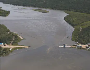  ?? CP PHOTO ?? Crews work to clean up an oil spill on the North Saskatchew­an river near Maidstone, Sask on Friday.