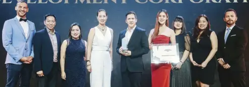  ??  ?? Jose Mari Banzon (center right) and Jan Catherine Sy (center left) accept the award for Best Developer Philippine­s at the Dot Property Philippine­s Awards 2019