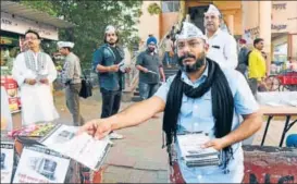  ?? SANCHIT KHANNA/HT ?? An AAP worker hands out leaflets near Lajpat Nagar Metro station on Wednesday.