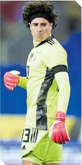  ?? FOTO: EFE ?? Memo Ochoa acompaña el viaje de la pelota con la mirada.